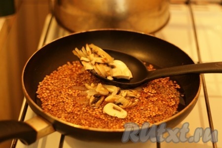 Добавьте лук и грибы к гречке, сбрызните маслом.
