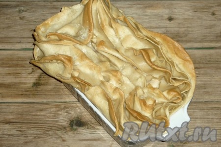 Отправить сырный пирог "Сабурани" в разогретую до 180 градусов духовку на 35-40 минут. 
