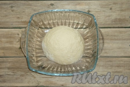 Яйца соединить в миске с водой, солью и растительным маслом, перемешать венчиком до однородного состояния, после этого частями начать всыпать просеянную муку, полностью вмешивая её в тесто. Перемешивать тесто сначала венчиком, а когда оно начнёт собираться в ком, продолжать замешивать его руками. Всыпая муку, учитывайте, что тесто для сырного пирога "Сабурани" должно получиться мягким, приятным в работе, не липнущим к рукам. Накрыть тесто полотенцем и оставить на 10-15 минут при комнатной температуре, чтобы оно "отдохнуло".