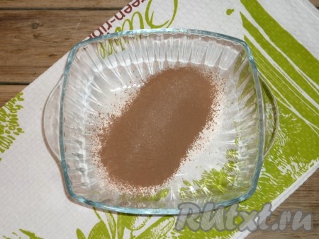 В миску просеять какао порошок и муку. 
