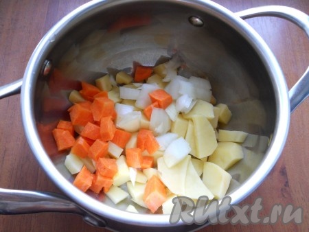Очищенные лук, картошку и морковь нарезать на кусочки, поместить в кастрюлю, залить 2-2,5 литрами воды, поставить на огонь. Когда вода закипит, пену убрать.