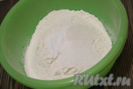Муку просеять в миску, добавить соль, разрыхлитель и сахар, перемешать.