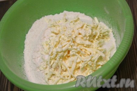 Холодное сливочное масло натереть на крупной тёрке (или нарезать на небольшие кусочки), добавить в миску с мучной смесью.
