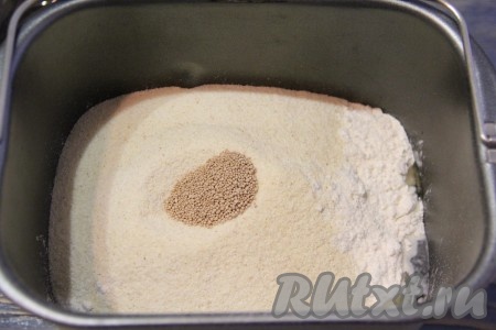 Добавить соль и дрожжи. Закладку продуктов производить так, как указано в инструкции к вашей хлебопечке.