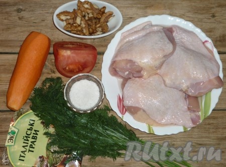 Ингредиенты для приготовления курицы, тушеной с грецкими орехами на сковороде