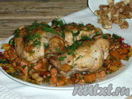 Разложить  курицу с грецкими орехами по порционным тарелкам и подавать на стол в горячем виде. 
