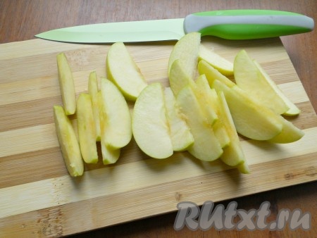 Нарезать яблоки дольками.

