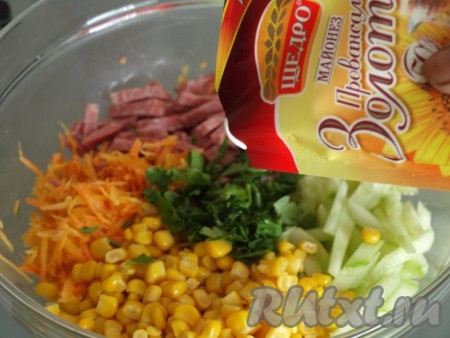 В миске соединить колбасу, огурец, морковь, кукурузу, измельчённую петрушку, майонез, соль и перец, перемешать салат.

