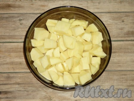 Картофель нарезать крупными кубиками. 
