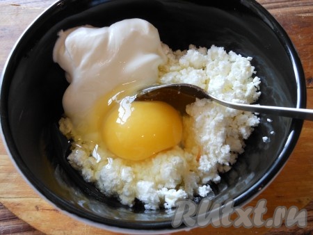 Творог соединить с яйцом, сметаной, солью, сахаром и ванильным сахаром, растереть до однородного состояния.
