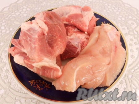 Подготовить свинину и куриное филе. Помыть, обсушить и охладить в морозильнике. Мясо должно быть немного подмороженным.