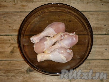 Порционные кусочки курицы вымыть и обсушить. 
