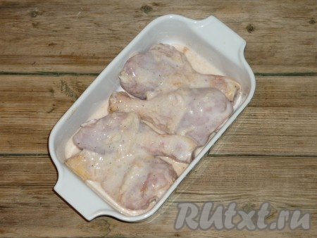 Курицу вынуть из кефирного маринада, переложить в форму для выпечки и отправить в разогретую до 180 градусов духовку на 40-50 минут. 
