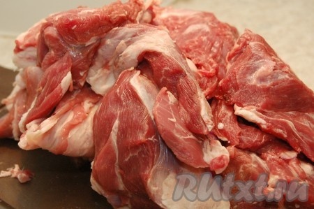 Теперь приступаем к начинке для нашей самсы. Готовим мясо - баранину (в данном случае), но может быть любое мясо.