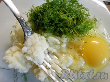 Картофельное пюре соединить в миске с яйцом и измельченным укропом. 