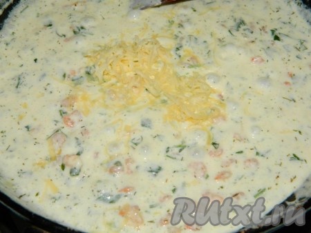 Сыр натереть на мелкой тёрке, добавить к сливочному соусу с креветками, перемешать. Дать сыру расплавиться и выключить.