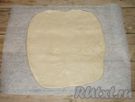 Обмять подошедшее тесто и раскатать его в пласт толщиной 1 см. 
