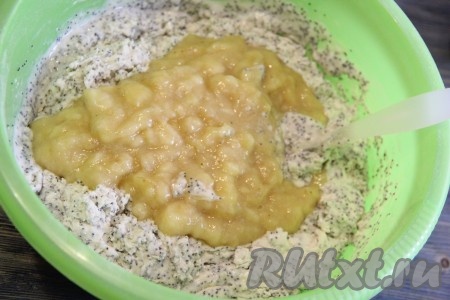 Далее добавить в тесто банановое пюре и перемешать маково-банановое тесто до однородности.