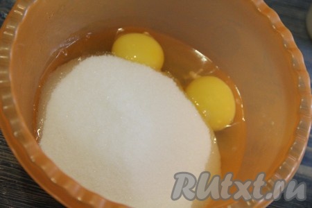Во второй объёмной миске, в которой будет удобно взбивать миксером, соединить яйца с сахаром и ванильным сахаром.