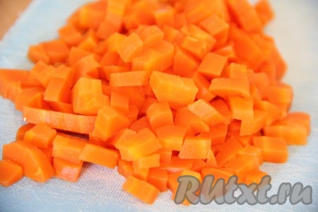 Морковь нарезать на средние кубики.
