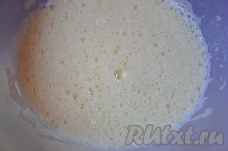 В объёмную миску влить тёплое молоко, добавить сахар и сухие дрожжи. Температура молока не должна быть выше 40 градусов, иначе дрожжи погибнут и не будет процесса брожения.