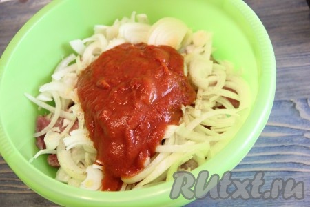 Добавить томатный соус в миску с мясом.