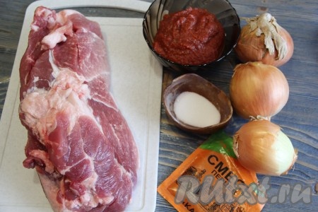 Подготовить продукты для приготовления свинины в томатном соусе в мультиварке