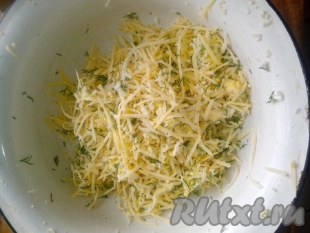 Натираем сыр на мелкой терке, добавляем нарезанную зелень, немного цедры апельсина и замороженного сливочного масла, перемешиваем.
