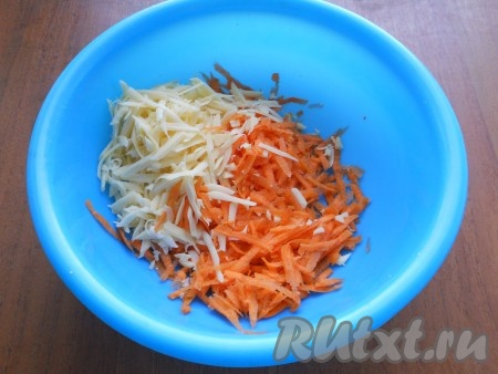 Очищенную морковь и твёрдый сыр натереть на крупной терке. 
