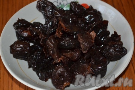 Предварительно замоченный и просушенный чернослив измельчаем, грецкие орехи рубим.