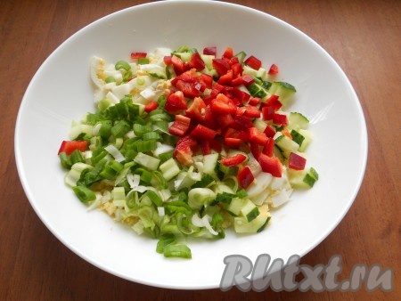 Зелёный лук измельчить, сладкий болгарский перец нарезать кубиками и добавить их в салат к огурцам и вареным яйцам. 