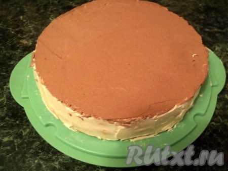 Обмазать бока торта кремом «Шарлот», а верхний корж смазать шоколадным кремом (часть крема оставить для украшения).
