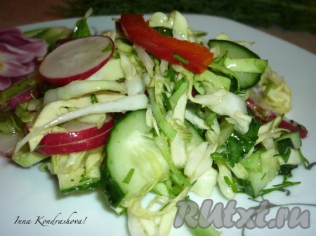 Салат из капусты, редиски и огурцов