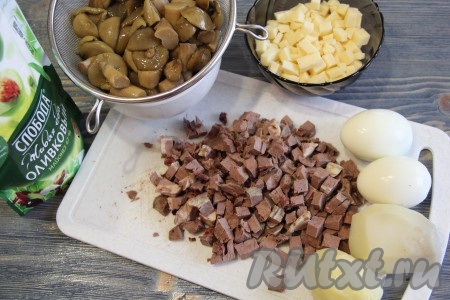 Картофель и яйца очистить. Грибы откинуть на дуршлаг и дать стечь рассолу. Нарезать грибы, если они слишком крупные.