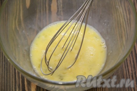 Для начала приготовить омлет. В удобную миску вбить яйца. По вкусу добавить соль и молотый перец. С помощью вилки или венчика взбить яйца.