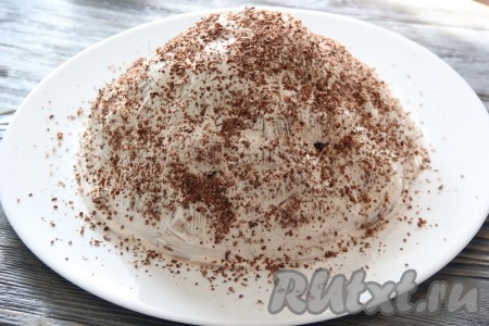 Перед подачей посыпать верх торта тёртым шоколадом или дроблёными орехами.
