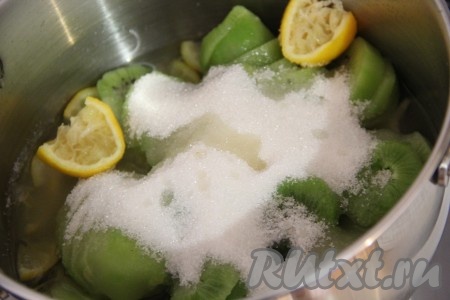 Всыпать 200 грамм сахара, выдавить сок из 1/2 лимона. Корочки лимона, оставшиеся после выдавливания сока, тоже выложить в кастрюльку. Довести варенье из киви до кипения. 
