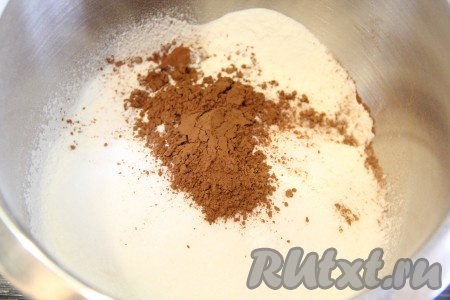 В глубокую миску всыпать просеянную муку, какао, разрыхлитель, соду и соль.