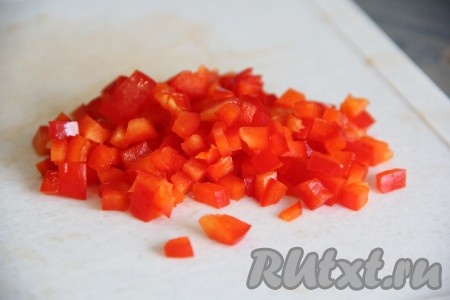  Если будете добавлять болгарский перец, тогда его нужно очистить от семян и плодоножки, промыть водой и мелко нарезать.