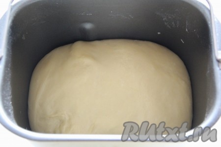 Не забывайте следить за формированием колобка в хлебопечке, тесто не должно липнуть к стенкам ведёрка. Для замешивания теста вручную, в тёплое кислое молоко добавить дрожжи и оставить для подхода на 10-15 минут. Затем в глубокой миске соединить подошедшие дрожжи, яичные желтки, яйцо, творожный сыр (или протёртый творог), два вида сахара, растопленное сливочное масло и соль, слегка перемешать, а затем, подсыпая муку, замесить нежное и мягкое тесто, накрыть его и оставить  на 1,5 часа в тёплом месте. Тесто увеличиться в объёме.
