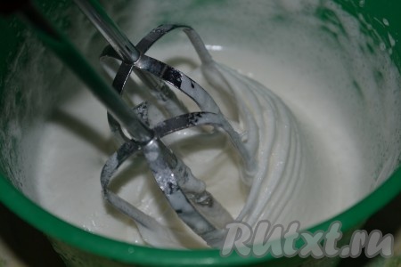 Для приготовления глазури охлажденные яичные белки взбить с щепоткой соли до густых пиков, затем начать постепенно добавлять сахарную пудру, продолжая взбивать (взбивать не менее 5 минут).
