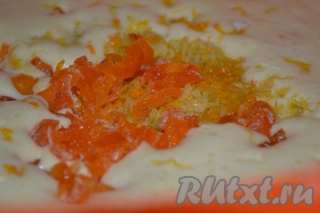 Цедру и мелко нарезанные кумкваты добавить в тесто.

