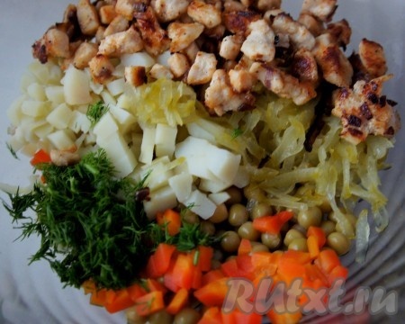 Добавить жареную куриную грудку с луком в салат (несколько кусочков мяса я оставила для украшения). Сюда же добавить мелко нарезанный укроп.
