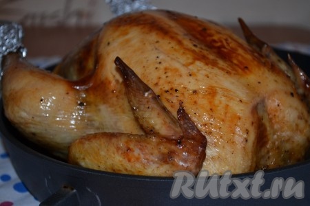 Запекать в духовку 60 минут. Аппетитная, вкусная курица, фаршированная гречкой и грибами, готова. Начинка станет прекрасным гарниром к мясу.
