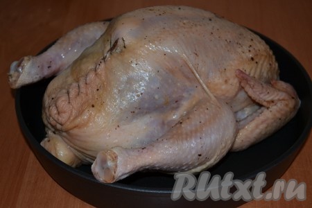 Внутрь курицы выложить начинку, зашить (часть ножек и крылышки, чтобы не пригорели, можно завернуть в фольгу).