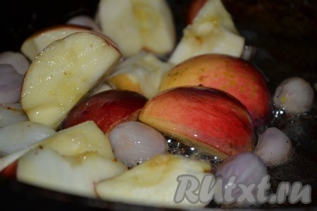 Яблоки вымыть, разрезать на четвертинки и удалить семена. Выложить бекон из сковороды и положить туда яблоки. Добавить розмарин и через 2-3 минуты снять с огня, переложить лук с яблоками из сковороды на тарелку.

