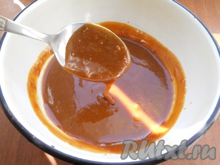 Затем карамельный соус немного остудить и протереть через сито (могут остаться кристаллики сахара). Если соус получился слишком густым, разведите его небольшим количеством горячего кипячёного молока.