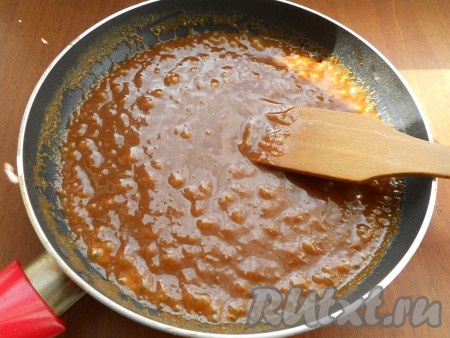 Влить в эту массу горячее молоко и быстро перемешать получившийся карамельный соус.