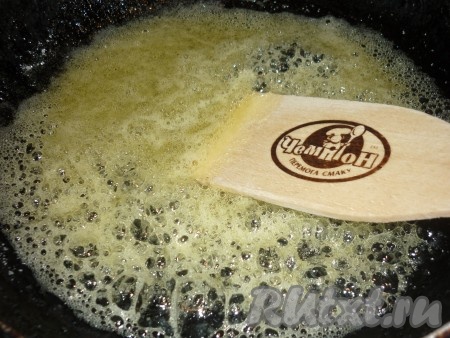 Мёд соединить с сахаром, отправить на огонь и, помешивая, нагреть на сковороде до полного растворения сахара. 

