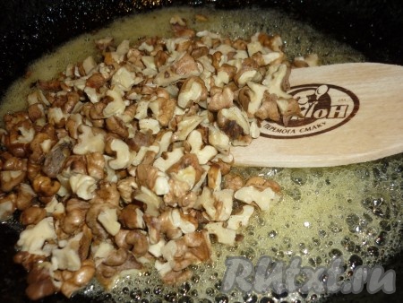 Всыпать орехи в медовую смесь и обжаривать, помешивая, минуты 2-3. 
